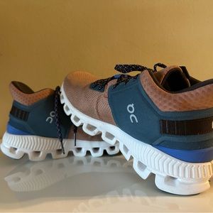 On cloud Hi Edge women’s running shoe